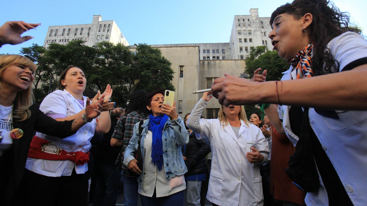 Estudiantes y docentes en un abrazo simbólico al Hospital de Clínicas