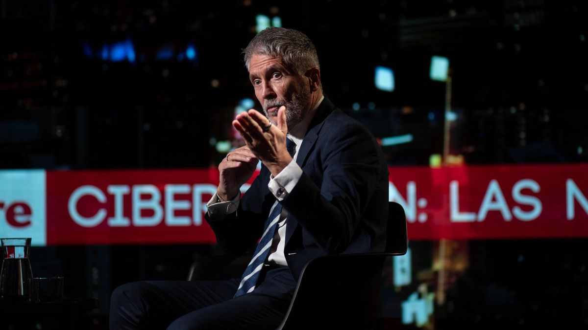 El ministro del Interior, Fernando Grande-Marlaska, interviene durante el foro 'Cibercrimen, las nuevas amenazas', en la sede de InfoLibre