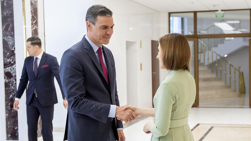 El jefe del Gobierno español, Pedro Sánchez, inició este viernes su visita a Moldavia con una reunión con la presidenta del país, Maia Sandu en Chisinau.
