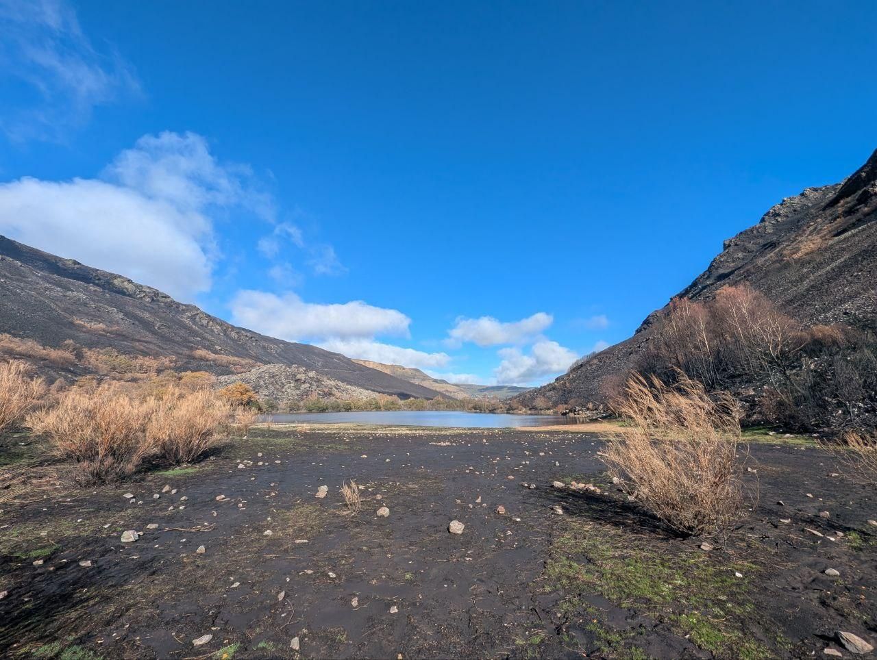El Lago de la Baña tres meses después de ser arrasado por el fuego