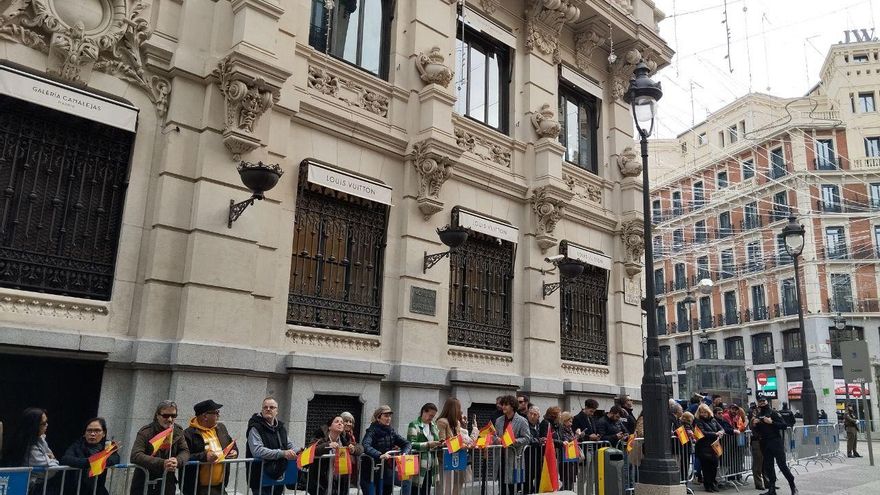 Las calles cercanas al Congreso, adornadas con banderas por la jura de Leonor