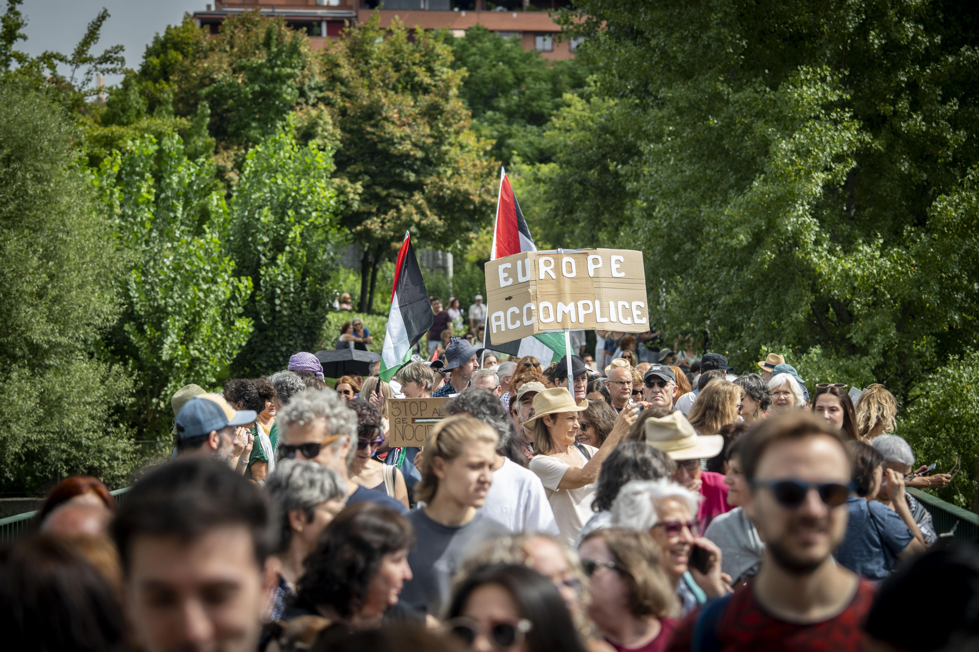 Cientos de personas llenan las orillas de Madrid Río en solidaridad con Gaza y para apoyar a la Global Sumud Flotilla