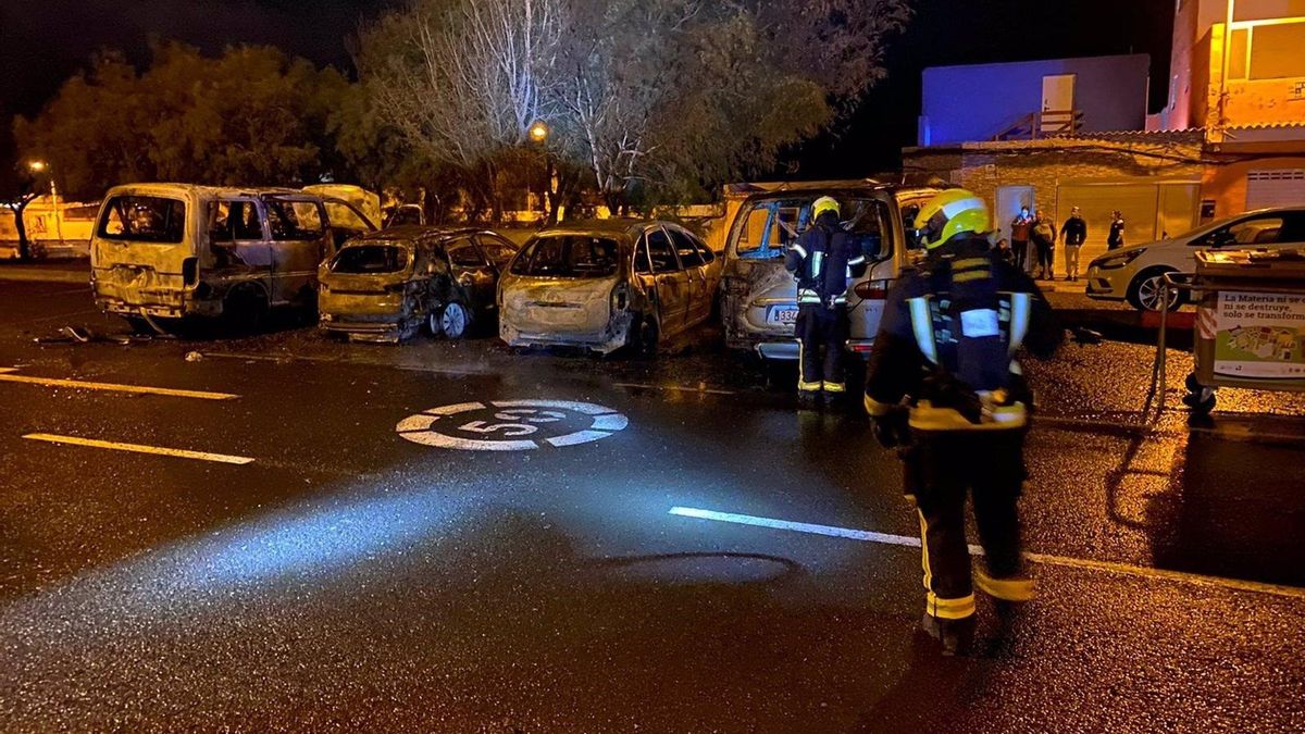 Bomberos de Gran Canaria apagando el fuego que ha afectado a cuatro coches en Pozo Izquierdo