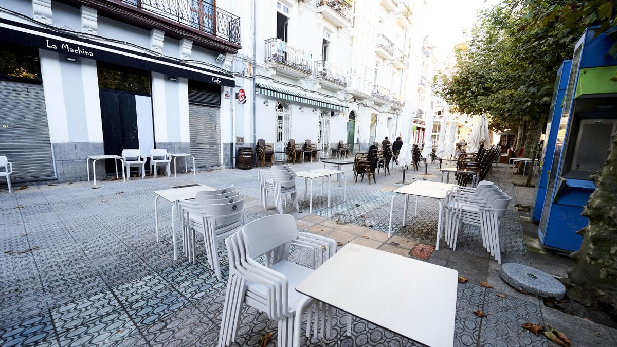 Terrazas recogidas durante el primer día de confinamiento relativo en el municipio de Santoña.