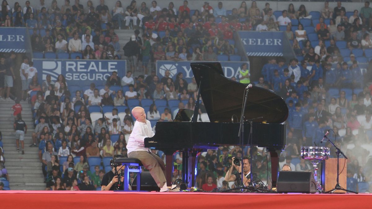 Jakes Txapartegi tocando una pieza musical al piano en la inauguración de la Donosti Cup