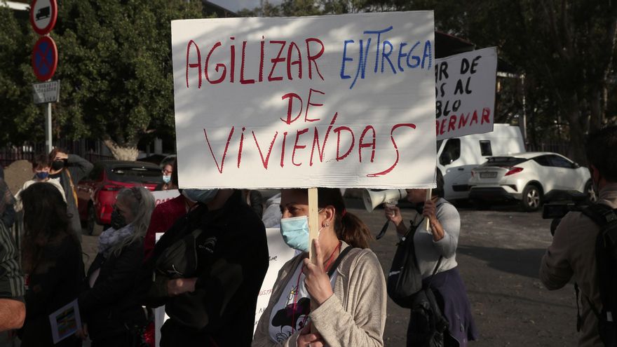 Manifestación de personas damnificadas por el volcán de La Palma. (ALEJANDRO RAMOS)
