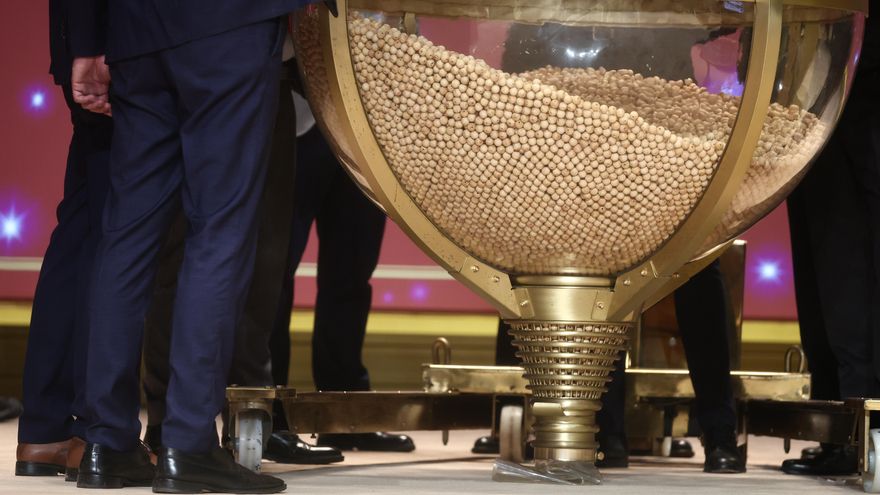 La bola con los números de la Lotería de Navidad de 2025.