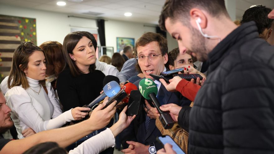El alcalde de Madrid, José Luis Martínez-Almeida, ofrece declaraciones a los medios