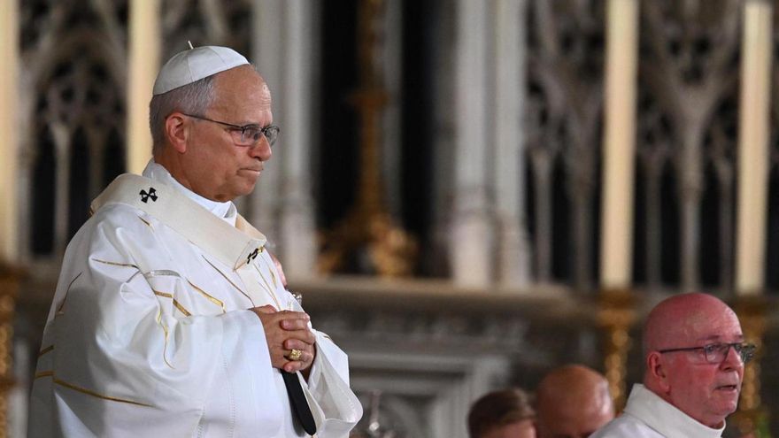 El papa León XIV durante una misa en la catedral de San Esteban de Metz, Francia, este lunes. EFE/EPA/MAURIZIO BRAMBATTI