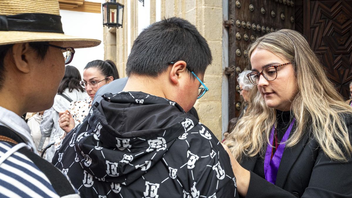 Turistas orientales cumpliendo el rito a la puerta de las iglesias