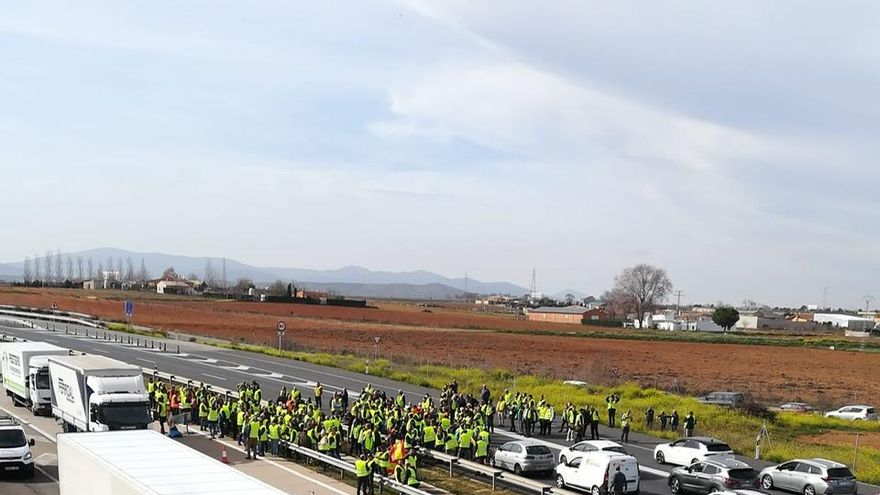 Los agricultores cortan el tráfico en la A-4 en Madridejos y derraman grano en el centro de Guadalajara, convocados por las organizaciones agrarias
