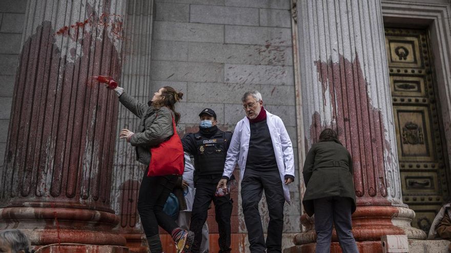 El letrado mayor del Congreso forzó la acusación contra los activistas que lanzaron agua con remolacha