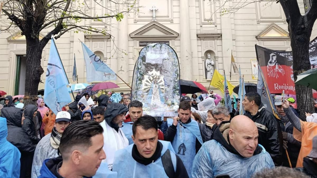 Miles de fieles iniciaron la peregrinación a Luján a pessar de las copiosas lluvias.