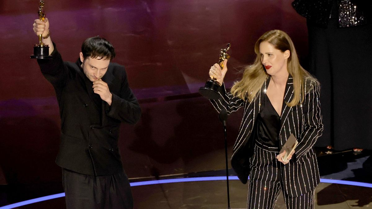 Arthur Harari y Justine Triet recogiendo el Oscar a Mejor guion original por 'Anatomía de una caída'