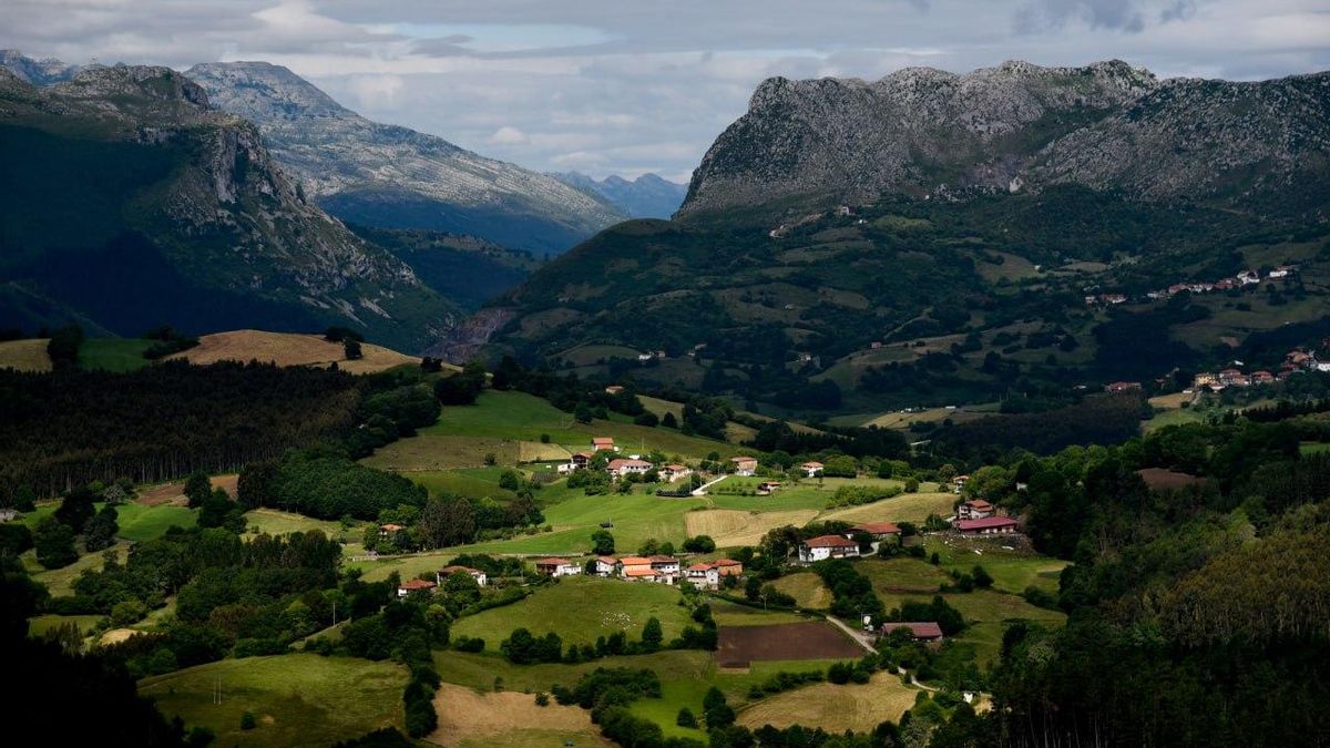 El Valle de Karrantza rodeado por cadenas montañosas.
