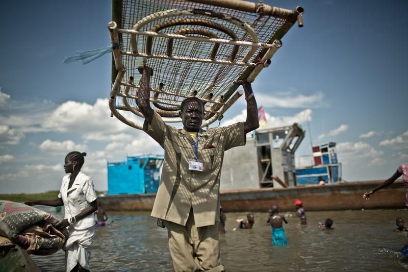 Simon ha huido de los enfrentamientos armados en Bor. Millones de personas han huido dejando atrás sus vidas y sus medios de vida. Algunas han podido rescatar parte de sus pertenencias, pero otras se han quedado sin nada y viven como pueden en campos de desplazados como el de Mingkaman. El campo de desplazados de Mingkaman, en Awerial, se ha convertido en refugio para casi 100.000 personas, principalmente de la etnia dinka, que huyeron de los enfrentamientos violentos en el estado de Jonglei, principalmente de la ciudad de Bor. Las personas que llegan necesitan agua, comida y un techo dónde refugiarse. Sudán del Sur afronta una grave crisis a causa de la violencia que se desató en diciembre de 2013 entre las fuerzas leales al presidente Salva Kiir, y los combatientes aliados al ex vicepresidente Riek Machar. Cerca de un millón de personas han tenido que abandonar sus hogares a causa de los enfrentamientos y se han quedado sin medios propios para alimentarse. Un tercio de la población sufre inseguridad alimentaria./Pablo Tosco/Oxfam Intermón