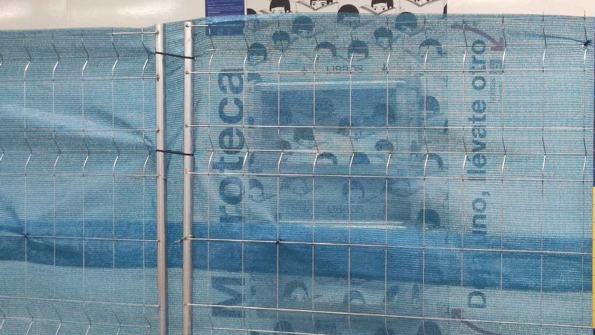 Metrotecas ocultas por las obras de la línea 6 de Metro de Madrid en uno de los andenes de la estación de Laguna.