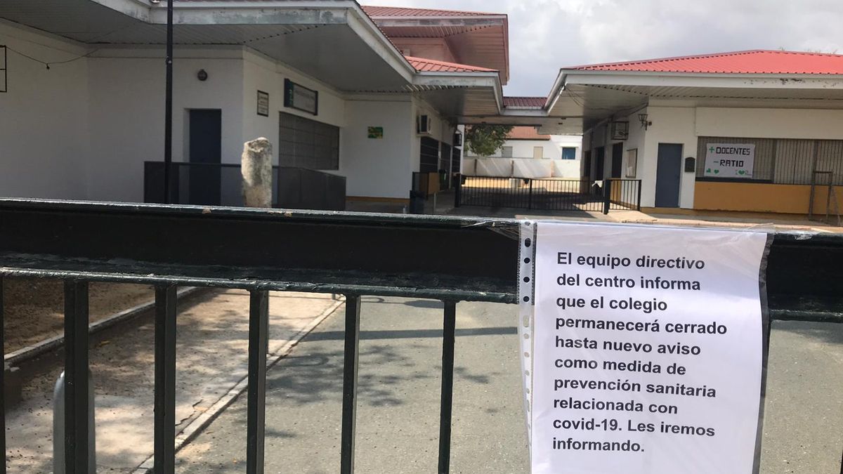 Cartel a la entrada del centro