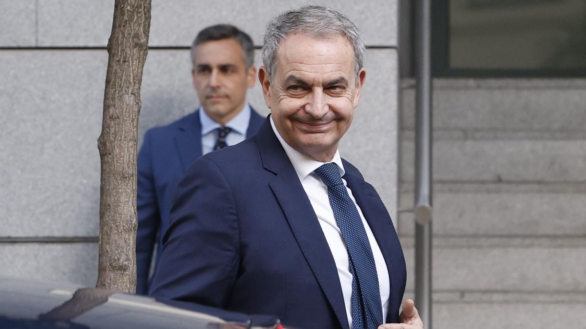 El expresidente del Gobierno, José Luis Rodríguez Zapatero, llega a la Audiencia Nacional para declarar como investigado por organización criminal, tráfico de influencias y falsedad en la causa sobre el préstamo a la compañía aérea Plus Ultra. EFE/ J.J.Guillen