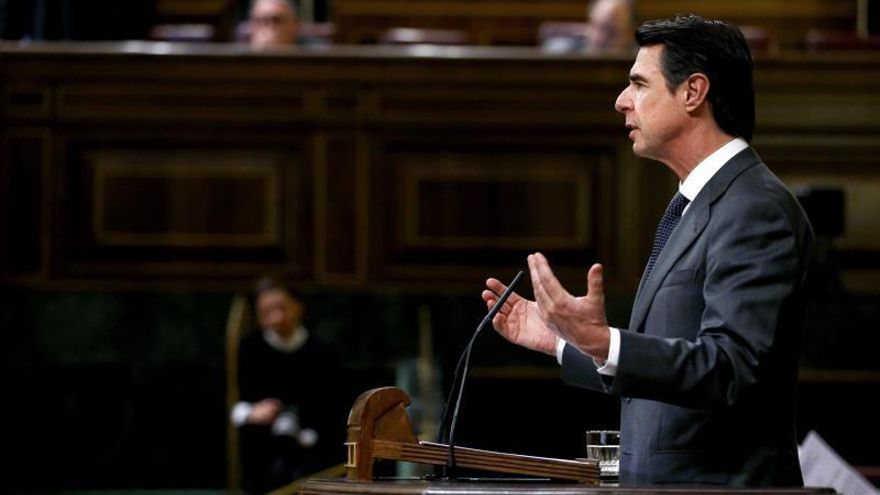 El ministro de Industria, José Manuel Soria, durante su intervención en el pleno del Congreso. / Efe
