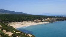 La playa del Cañuelo: entre acantilados y un mar de pinos