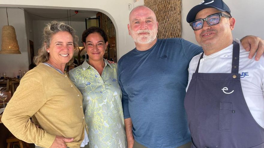 Patricia y José Andrés, con Santi y Bego del restaurante SEBE en Lanzarote