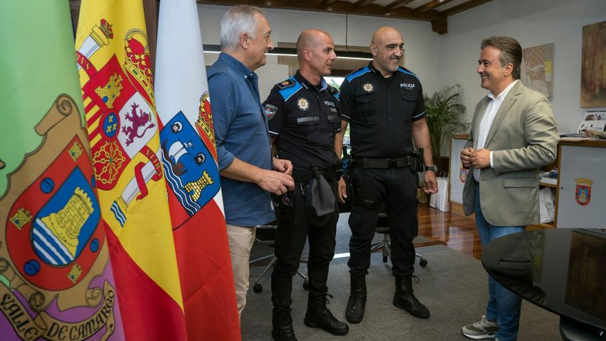 El alcalde de Camargo, Diego Movellán, junto a policías locales