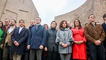 Santiago Abascal y Pablo Casado en el estrado en la manifestación en Colón contra Pedro Sánchez.