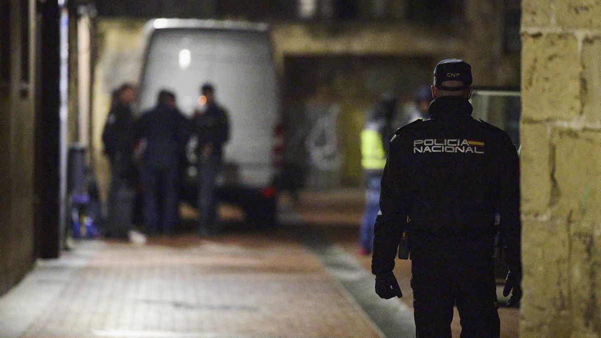 Un amplio operativo de Policía Nacional busca en una iglesia evangélica de Miranda de Ebro (Burgos) los restos de Marisa Villaquirán.