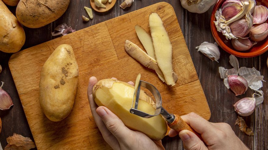 Comienza pelando y cortando las patatas