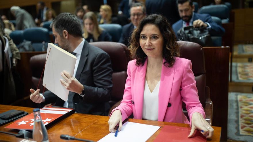 El consejero de la Presidencia de la Comunidad de Madrid, Miguel Ángel García y la presidenta de la Comunidad de Madrid, Isabel Díaz Ayuso, durante un pleno en la Asamblea de Madrid, a 6 de febrero de 2025, en Madrid (España).