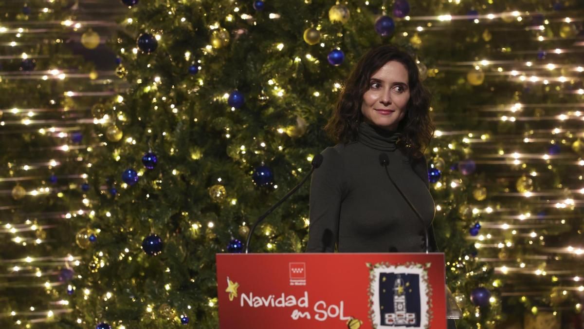 El PP de Ayuso critica a Sánchez por felicitar las fiestas en lugar de la Navidad... como hacían sus dirigentes: "No cuesta tanto decirlo"