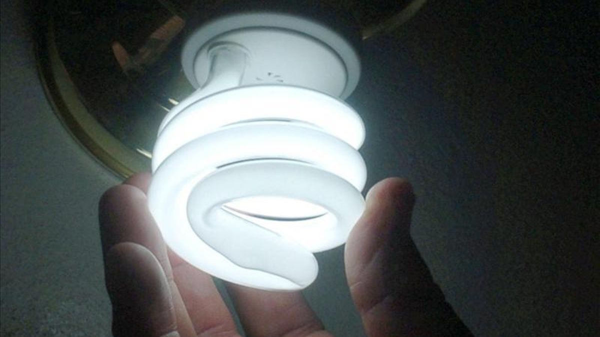 La tarifa de la luz de la mayoría de hogares sube a partir de hoy el 1,2%. EFE