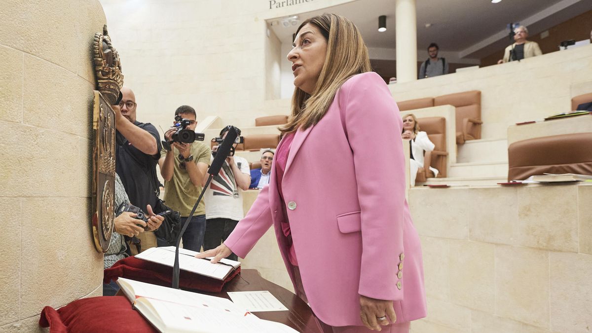 La presidenta del PP y futura presidenta de Cantabria, María José Sáenz de Buruaga, durante la jura de su cargo como diputada del Parlamento