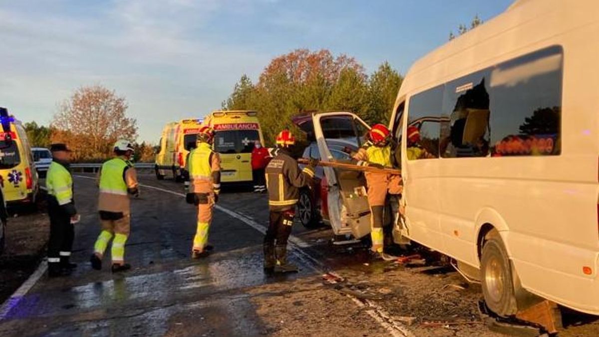 Bomberos, ambulancias y Guardia Civil de Tráfico en el accidente en la N-621.