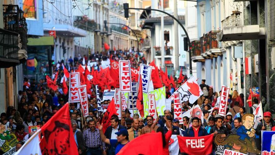 Miembros y simpatizantes del Frente Unitario de Trabajadores (FUT), la mayor central obrera de Ecuador.