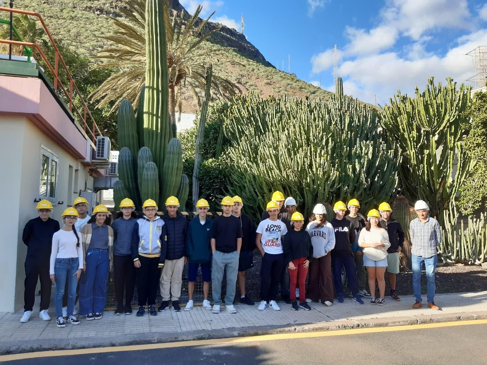 Estudiantes del IES San Sebastián de La Gomera durante la visita a la central eléctrica de El Palmar.