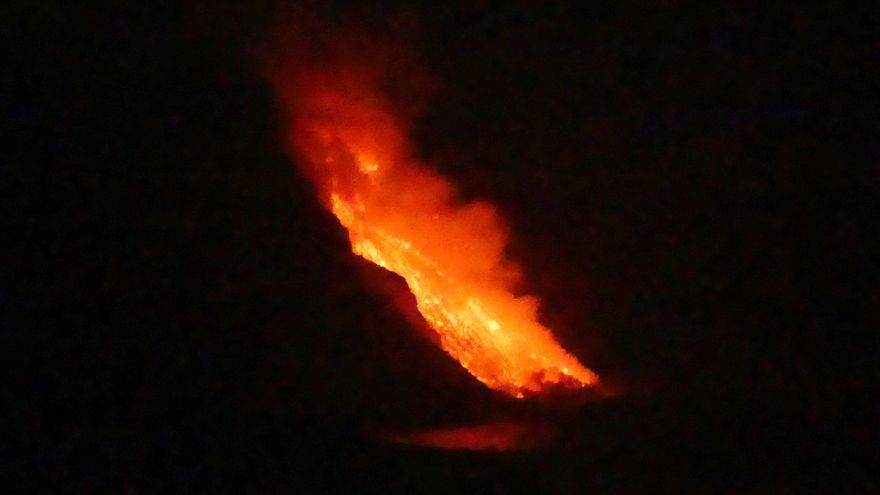 La colada de lava que emerge de la erupción volcánica de La Palma ha llegado esta noche al mar en una zona de acantilados en la costa de Tazacorte. EFE/Miguel Calero