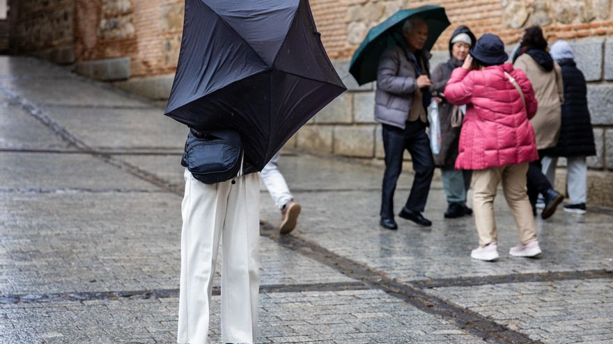 El tiempo mejora tras la borrasca Kristin, pero la Aemet mantiene avisos por viento en casi toda España