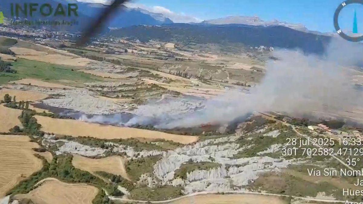 Imagen captada en helicóptero del incendio en Barós.