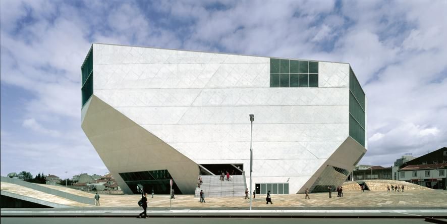 OMA-Rem Koolhaas, Casa da Música, Oporto, Portugal, foto Duccio Malagamba Más allá de ser un simple auditorio, el nuevo edificio acoge distintos públicos ofreciendo todo género de música, de ahí su nombre: Casa da Música. Pero sus aspiraciones son aún más altas: su diseño escultórico sigue la estela de edificios emblemáticos construidos con el objetivo de revitalizar ciudades industriales.