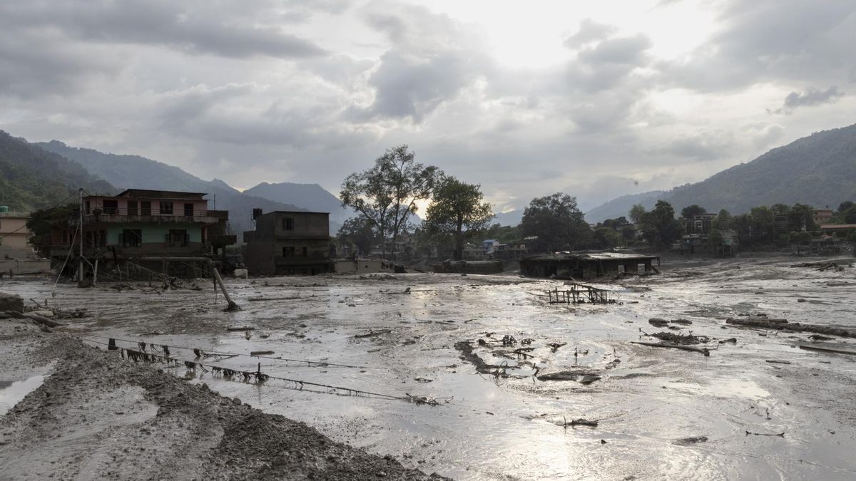 Las aguas desbordadas arrasan Trishuli Bazar, en el distrito de Nuwakot, Nepal.