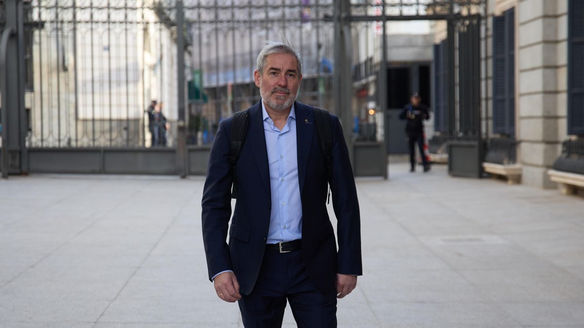 El presidente del Gobierno de Canarias, Fernando Clavijo, a su entrada al Congreso de los Diputados este jueves.