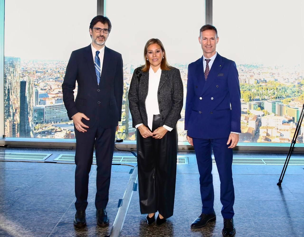 Astrid Pérez, junto con Federico Romani, presidente del Consiglio regionale della Lombardia, y Carlo Borghetti, coordinador del grupo de trabajo de la CALRE.