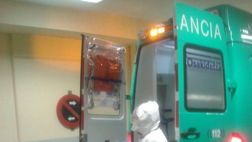 Los sanitarios se disponen a trasladar al paciente desde Vitoria.