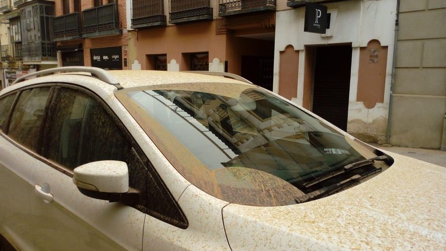 Calle Miguel Fluiters en Guadalajara: en muchas ciudades los vehículos amanecieron con una capa de arena y barro