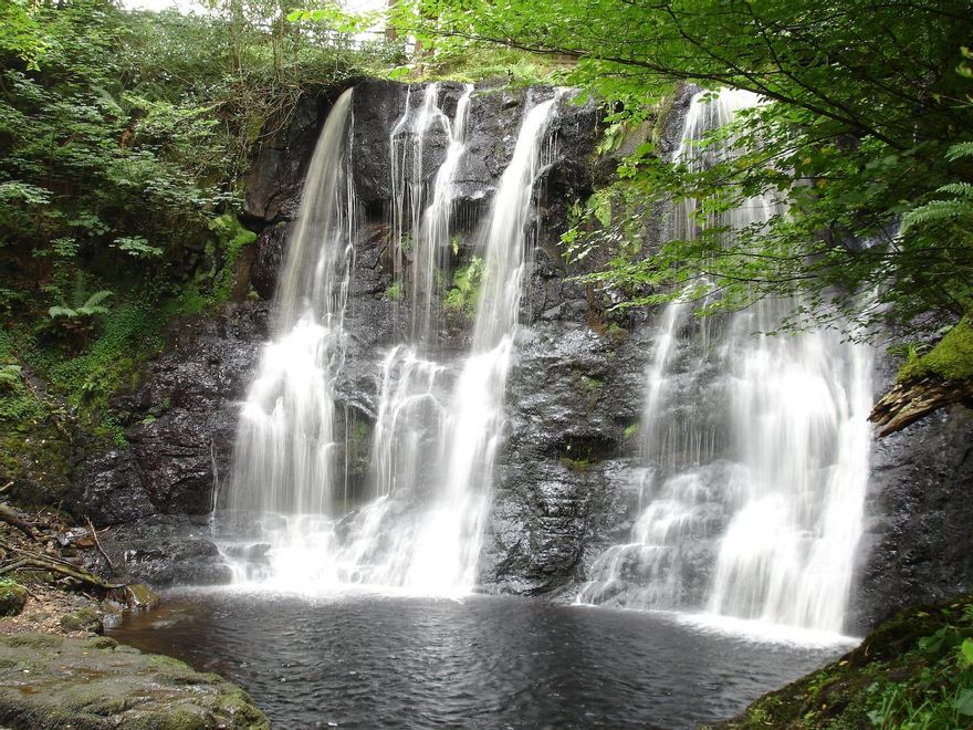 Cascada en Glenariff Forest Park. Los fondos de los valles de esta parte del país son los últimos refugios de los bosques que cubrían la isla de Irlanda hasta el siglo XVI.