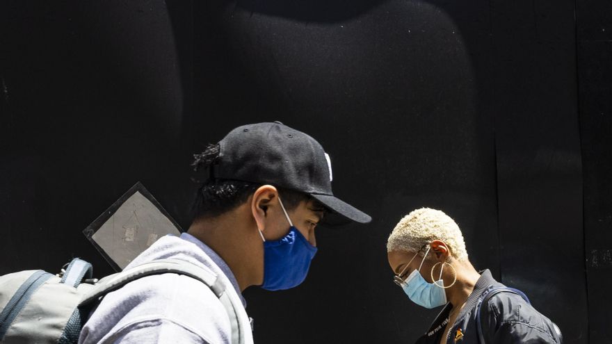 Personas con máscaras caminan en Nueva York, el  19 de mayo de 2021. EFE/EPA/JUSTIN LANE