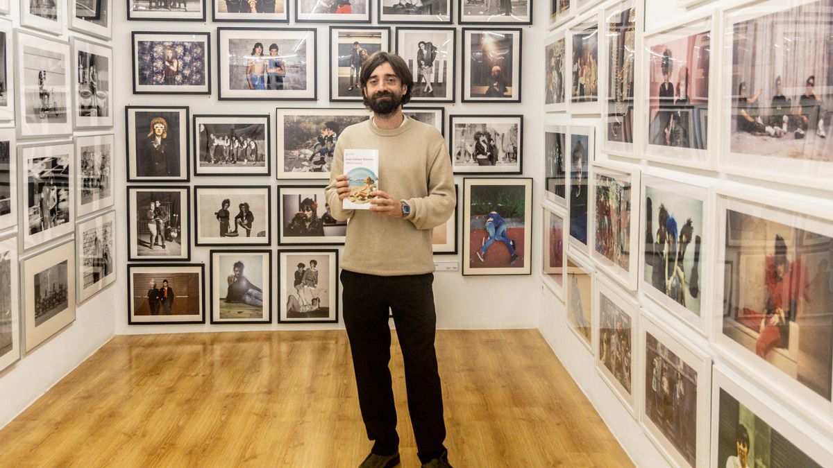 El escritor Juan Gómez Bárcena posa durante la presentación de su nuevo libro ‘Abril o nunca’,