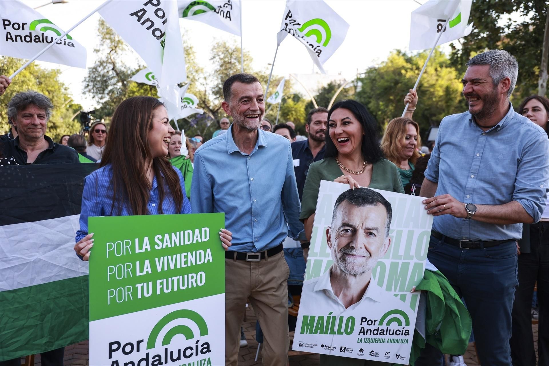 Antonio Maíllo, con su cartel en el arranque electoral en Sevilla.